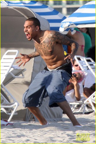  Chris Brown Shirtless in Miami Beach!