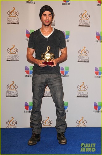  Enrique Iglesias: Pop Male Artist of the Year!