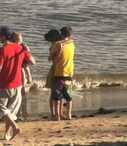  Justin & Selena at the 海滩 :)