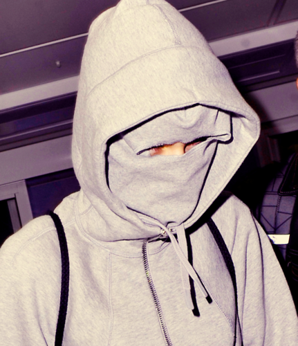  Justin hiding his face from the paps