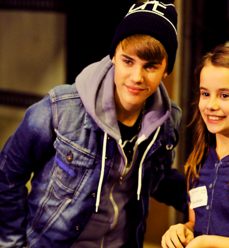  Justin with a younger Фан