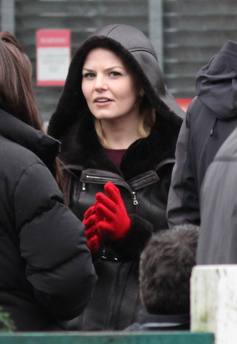  Once Upon A Time Cast Fights The Cold To Work (February 9)