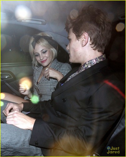  Pixie Lott Valentine's ngày Kisses with Oliver Cheshire!