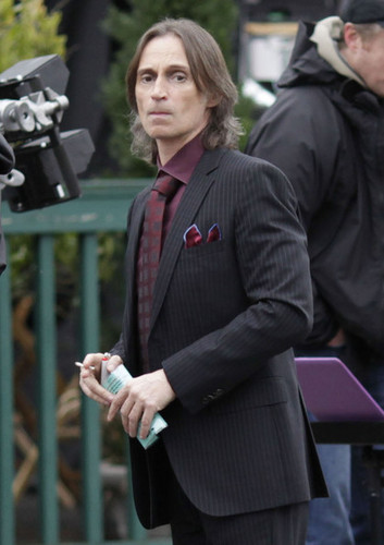  Robert Carlyle On The Set Of Once Upon A Time
