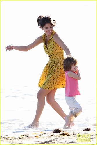  Selena Gomez Hits the пляж, пляжный With Justin Bieber's Family