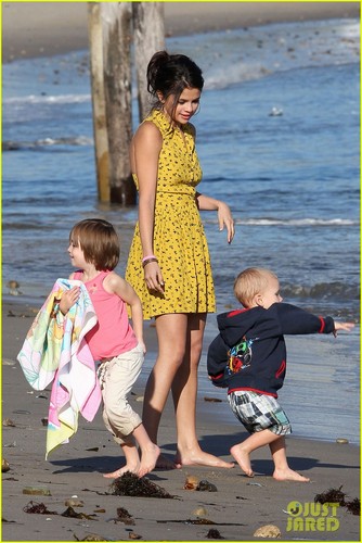  Selena Gomez Hits the de praia, praia With Justin Bieber's Family