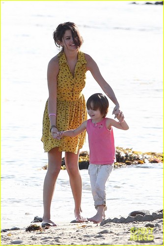  Selena Gomez Hits the beach, pwani With Justin Bieber's Family