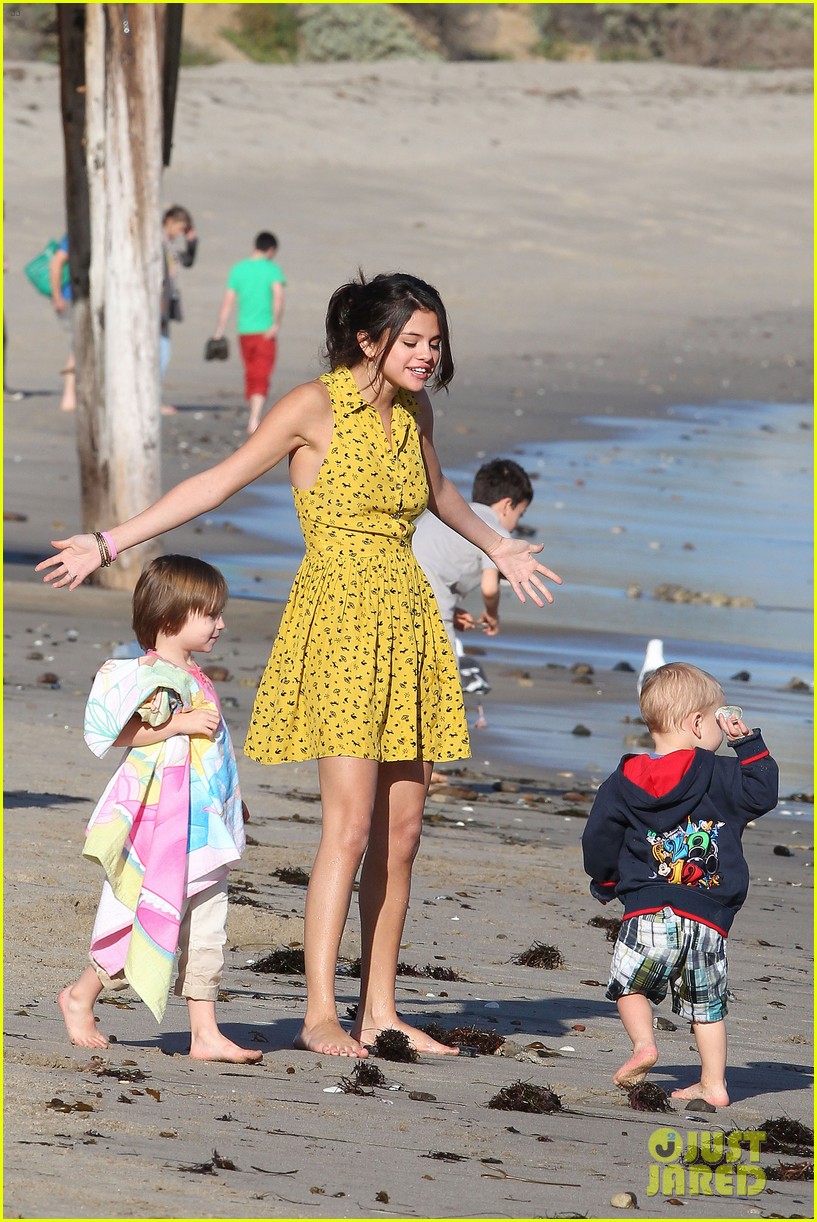  Selena Gomez Hits the bờ biển, bãi biển With Justin Bieber's Family