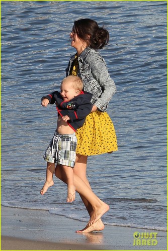  Selena Gomez Hits the plage With Justin Bieber's Family