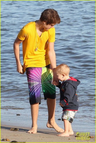  Selena Gomez Hits the de praia, praia With Justin Bieber's Family