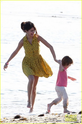  Selena Gomez Hits the bờ biển, bãi biển With Justin Bieber's Family