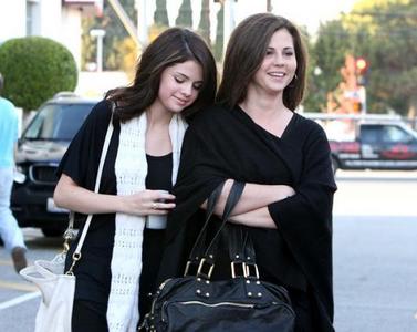 Selena With Her Mom