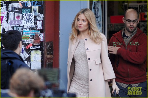  Sienna Miller: Baby Bump on 'Case of You' Set!