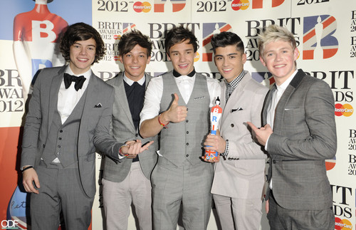  1D with their BRIT award! x