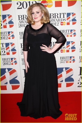  अडेल - Brit Awards 2012 Red Carpet