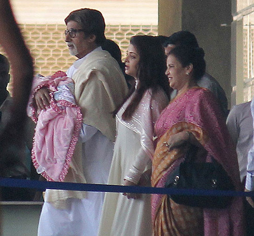  Aishwarya Rai with his baby