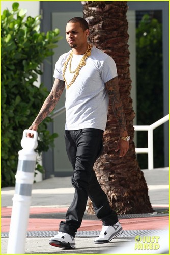  Chris Brown: ginto Chains in Miami!