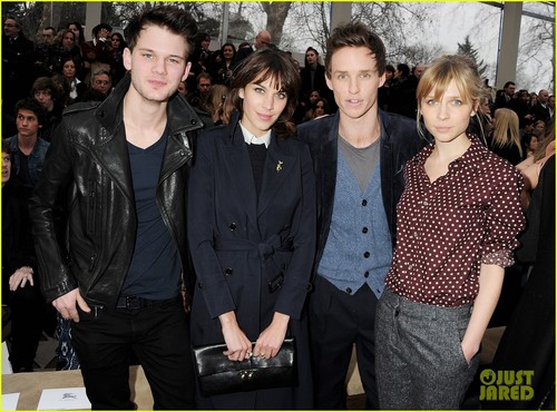  Clemence Poesy: burberry mostra with Eddie Redmayne!
