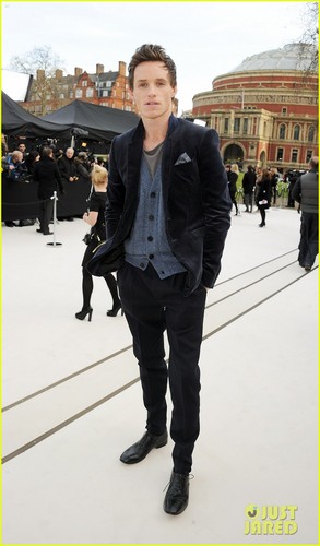  Clemence Poesy: burberry tampil with Eddie Redmayne!
