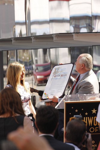 Jennifer Aniston Getting Her 星, 星级 On The Hollywood Walk Of Fame [22 February 2012]