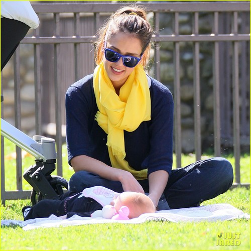  Jessica Alba: Park Playdate With Honor & Haven!