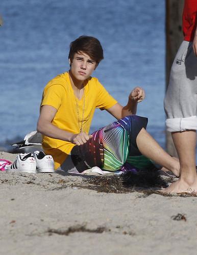  Justin having fun with family at a bờ biển, bãi biển