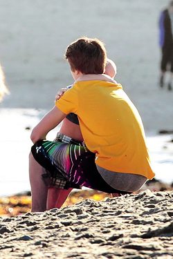  Justin having fun with family at a bờ biển, bãi biển