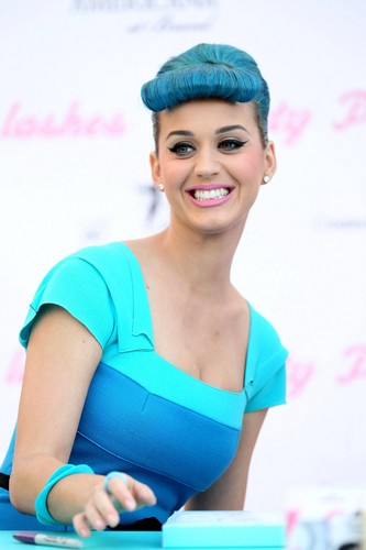 Katy Perry Eyelashes By Eylure [22 February 2012]