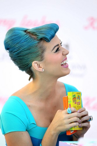  Katy Perry Eyelashes par Eylure [22 February 2012]