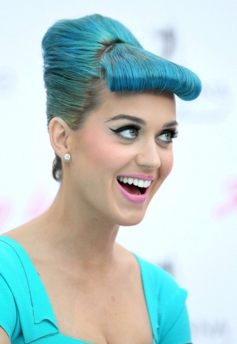  Katy Perry Eyelashes da Eylure [22 February 2012]