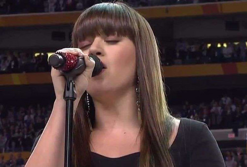  Kelly Clarkson cantar The National Anthem @ Super Bowl XLVI