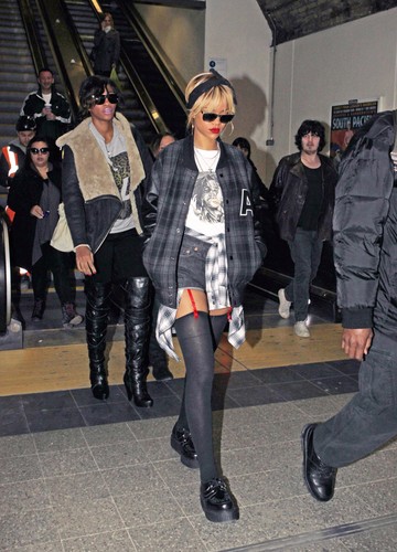  Leaving Her Hotel In Лондон [20 February 2012]