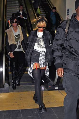  Leaving Her Hotel In Лондон [20 February 2012]
