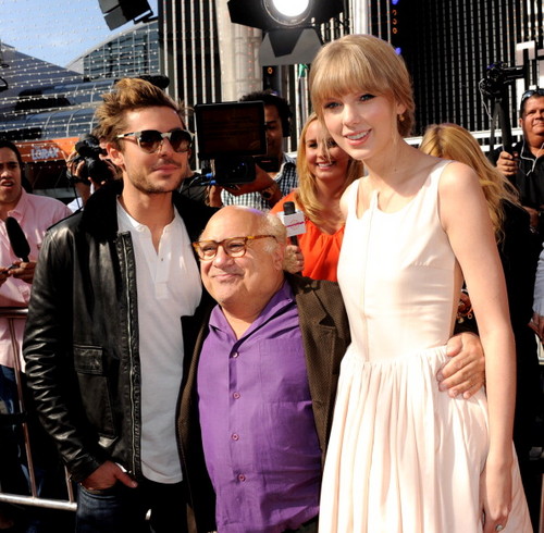  Zac Efron and Taylor nhanh, swift - O Lorax Primiera
