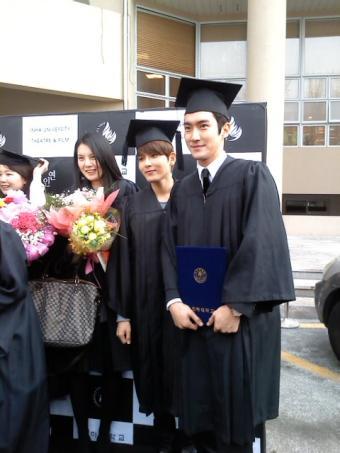  120224 Siwon and Wookie graduated from Inha universidade