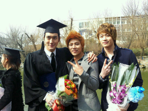  120224 Siwon and Wookie graduated from Inha विश्वविद्यालय
