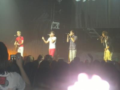  1D on the 'Better With U' tour in Chicago!