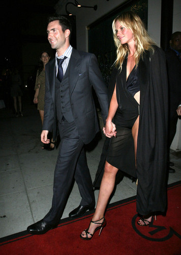  Adam Levine And Anne V Out For jantar At Mastro's Steakhouse