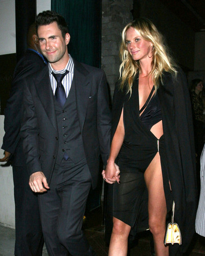  Adam Levine And Anne V Out For cena At Mastro's Steakhouse