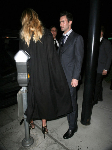  Adam Levine And Anne V Out For makan malam At Mastro's Steakhouse