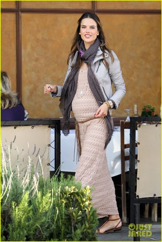  Alessandra Ambrosio: Beverly Hills Baby Bump!