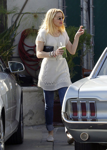  Amber Heard Out For Lunch At The Urth Caffe