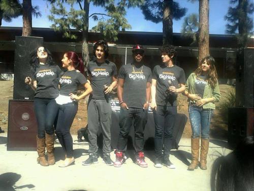  Avan and Ariana at 'The Big Help Restoration Project'