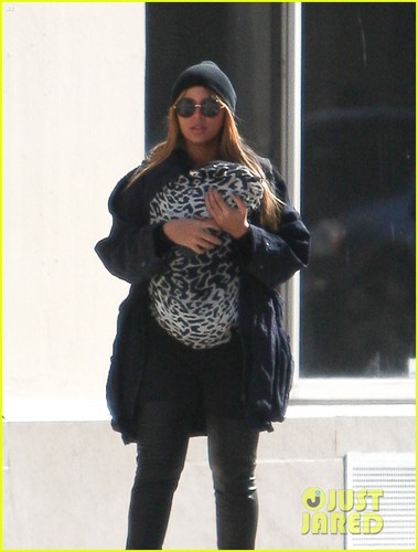  Beyonce: Walk with Baby Blue!