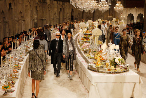  Chanel Fashion প্রদর্শনী - India and Paris