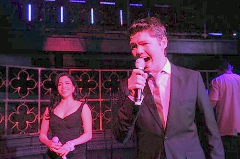  Damian McGinty performs at OK! Magazine's Pre-Oscar party hosted 의해 CIROC 보드카 & LeVian at Greyston