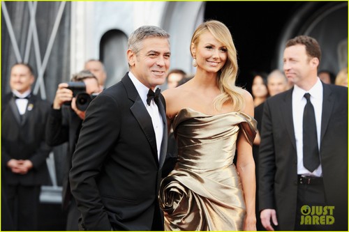  George Clooney & Stacy Keibler - Oscars 2012 Red Carpet