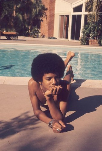 Little Michael bởi the pool!