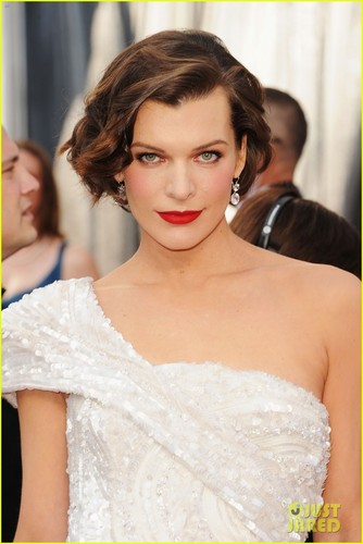 Milla Jovovich - Oscars 2012 Red Carpet