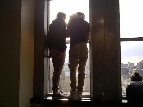  Niall and Louis in hotel Canada:)